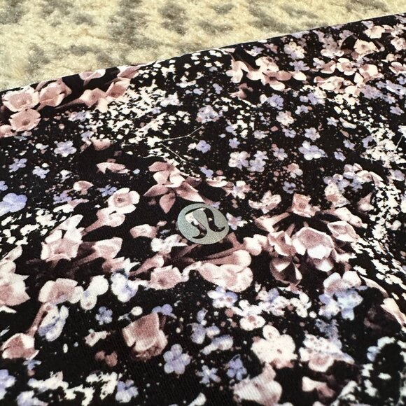 LULULEMON ATHLETICA Wunder Under Crop II Roll Down Scallop 10 | 24" black floral - Picture 6 of 11